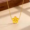 Collar Pequeño Flor de Durazno para Mujer Verano Diseño de Nicho Lujo Ligero Todo Fósforo Colgante de Flor Cadena para Clavícula Regalo para Novia