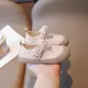 Zapatos Casuales de Moda Versátiles para Niñas 2026 Nuevas Llegadas Primavera/Verano Zapatos de Princesa Cerrados Calados para Niños Medianos y Mayores Zapatos Pequeños de Cuero
