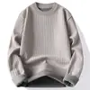 Outono/Inverno 2026 Novo Suéter de Lã Inteiriço Espesso com Gola Meia-Alta para Homem Camada Base Tricô Casual Jovem