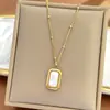 Collar Versátil y Casual de Acero Inoxidable Chapado en Oro Real de 18K Colgante de Alto Nivel Mariposa Corazón de Concha Blanca Nicho