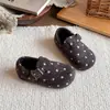 Sapatos Peludos de Solado Grosso Fechados Retro Femininos 2026 Outono Novo Estilo Coreano Personalidade Bolinhas Bico Redondo Slip-On Preguiçosos de Algodão