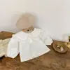 Conjunto de primavera y otoño estilo coreano para niñas: un top a la moda estilo princesa con cuello de muñeca, una capa interior estampada con flores y una camisa de algodón para bebés niñas
