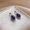 ¡Violeta! Pendientes de botón súper brillantes de circón morado con forma de gota de agua, pendientes de lujo ligero, sensación de alta gama, pendientes versátiles de nicho para banquetes para mujeres
