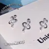 Clavos para Hélice de Oreja de Gota de Agua de Saturno Microincrustados Pendientes de Acero de Titanio Médico Estilo Coreano de Lujo Accesible de Nicho Pendientes para Piercing de Oreja para Mujeres