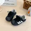 Otoño 2026 Nuevos Zapatos Infantiles para Niños Zapatos Deportivos Shell Toe Estilo Coreano Moda Versátil para Niñas Patrón de Estrellas