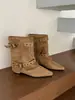 Colección de otoño del caballero: botas de cuero de moda con detalles de hebilla, diseño de pierna ancha, tacones gruesos y punta cuadrada, botas de moda versátiles estilo francés 2026