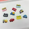 Juguete Letra Dibujo Animado Coche Vehículo de Ingeniería Caucho Blando Joyería Accesorios Chanclas con Agujeros Funda para Teléfono Móvil Pegatinas Decorativas DIY