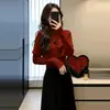 Conjunto de Año Nuevo en Color Rojo Retro y Nuevo Conjunto de Dos Piezas Tejido con Botones Estilo Chino, un Conjunto Completo Súper Moderno 2026