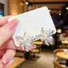 Aretes de perlas doradas estilo chino nuevo, con flores doradas y tridimensionales, vintage y elegantes, adecuados para combinar con cheongsams.