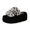 Novas Pantufas de Pelo Cruzadas Estampa de Leopardo para Mulheres, Versáteis para Uso Interno/Externo, Sola Grossa, Abertas na Ponta, Antiderrapantes, Pantufas de Algodão Peludo para Outono/Inverno