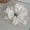 Scrunchie Pequeño de Tela de Encaje Floral, Suave y Elegante Beige Dulce Fresco Estilo Bosque Accesorio para el Cabello de Chica de Moda