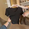 Elegante y estilosa camiseta de punto de manga corta con cuello en V de color avena para mujer, absolutamente preciosa y hermosa para el verano, con un ajuste perfecto en los hombros.