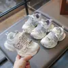 Zapatos deportivos para niños 2026 malla transpirable primavera y verano nuevos suela blanda antideslizante velcro suela gruesa versátiles casual para correr