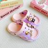Pantuflas de EVA versátiles con letras de dibujos animados para niños y niñas, sandalias antideslizantes de suela suave de doble capa a la moda.