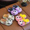 Los nuevos zuecos de verano de EVA, de dos tonos, lindos y con dibujos animados, para niños y niñas, son antideslizantes, duraderos y transpirables para uso en casa.