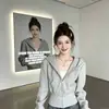 Chamarra sudadera corta con capucha estilo americano gris para mujer, nuevo cárdigan con cremallera ajustado a la cintura para primavera/otoño 2026, top entallador