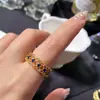 Anillo Tesoro Versa estilo francés acanalado color dorado anillo femenino chapado en oro de 18 quilates diseño de encaje nicho sentido de diseño anillo de cristal verde puntiagudo