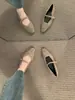 Zapatos planos de invierno para mujer para exteriores estilo Mary Jane con una sola tira, suela suave, punta poco profunda, estilo de noche de hadas, punta cuadrada