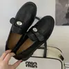 Sapatos de Couro de Salto Baixo Estilo Britânico para Mulheres 2026 Nova Coleção Primavera Casuais Versáteis Slip-On Que Não Cansam os Pés
