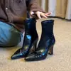 Botas curtas elegantes Chuyuji retrô de bico fino para mulheres com laço e zíper nas costas, botas pretas de salto alto finas