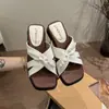 Pantuflas de una tira antideslizantes bajas para mujer 2025 Estilo de moda de venta caliente que combina con faldas, Versátiles, Frescas y a la moda