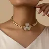Un Collar de Trébol Incrustado con Diamantes de Diseño Exclusivo, Cadena de Clavícula Elegante y Única