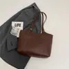 Bolso tote de textura simple y elegante 2025 otoño e invierno nuevo bolso de hombro de gran capacidad para mujer popular versátil para ir al trabajo