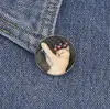 Broche de gato de desenho animado bocejando preguiçosamente, acessório de distintivo de metal emoji de coração rosa de cura
