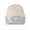 Gorro de Punto con Letra Retro Coreano de Comercio Exterior 2025 Nuevo para Mujer Invierno Cálido Holgado Versátil Protección para Orejas Gorro de Lana