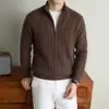 Cardigã de tricô masculino com zíper, mais grosso, com gola alta, apresentando padrão trançado, uma peça de vestuário externa estilo suéter e uma nova coleção de inverno para 2026