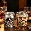 Mini taça de vinho personalizada em formato de caveira com acabamento em bronze antigo, textura imitando osso prateado, design de caveira com padrão de nó em relevo, ornamento para copo de licor