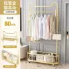 Perchero de pie de lujo ligero personalizado para dormitorio, perchero de metal con ruedas y cesto para ropa sucia, estante de almacenamiento de pie para uso doméstico