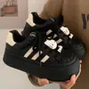 Zapatillas para niñas 2024 primavera y otoño nuevas zapatillas versátiles de suela gruesa negras, zapatillas de estilo deportivo casual a la moda para niñas