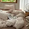 Conjunto de cuatro piezas de algodón tejido floral fresco y delicado, suave y acogedor para dormir sin nada, funda de edredón, sábana, juego de ropa de cama de tres piezas para dormitorio de estudiante