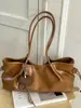 Bolsa de mano casual de gran capacidad transfronteriza para mujer, nuevo estilo 2026, bolso de hombro simple para el día a día, estilo coreano, relajado y chic, bolso de axila