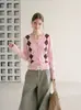 Estilo outono super estiloso design único de diamante cardigã de malha rosa com um toque moderno e sofisticado, jaqueta suéter macia de gola redonda