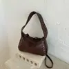 Bolsa de Ombro Transversal de Design de Nicho Transfronteiriço Moda Rebite Feminina Nova Chegada Outono/Inverno 2026 Grande Capacidade Bolsa de Ombro Único Bolsa de Axila