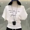 Camiseta Feminina Americana Hot Girl Fashion Letra Ombro Inclinado Manga Curta Verão 2025 Nova Fora do Ombro Relaxada Ins