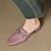 Mules de tacón medio para mujer con punta cerrada, nuevo modelo de verano 2026, sandalias slip-on de moda estilo coreano con tacón grueso para mujer