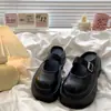 Artículo Caliente de Moda 2026 Verano Nuevo Estilo Japonés Gama Alta Punta Redonda Punta Cerrada Medias Zapatillas Gruesas Suela Zapatos Casuales para Mujer al Aire Libre