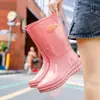 Las nuevas botas de lluvia de media pantorrilla para mujer son antideslizantes, elegantes, ligeras, de suela plana, resistentes al desgaste, adecuadas para acampar, hacer senderismo y trekking