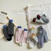 Meias de outono infantis listradas color block estilo coreano, anti-pilling, sem costura, antibacterianas, listras finas, meias versáteis de cano médio para meninos e meninas