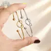 Pulseira de Aço Titânio com Coração Cruzado Amarrado, Simples e Versátil, Pulseira Aberta de Coração de Pêssego da Moda, Pulseira de Aço Inoxidável com Revestimento a Vácuo