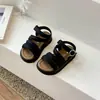 Sandálias de Verão para Meninas 2026 Novo Estilo Sola Macia Estilo Celebridade da Internet Sandálias Romanas Estilo Verão Sandálias de Praia Sapatos Casuais Leves
