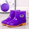 Botas de lluvia cálidas, zapatos de lluvia cortos para mujer adultos, botas de agua de felpa de invierno, zapatos de goma antideslizantes para trabajadores de oficina, zapatos sin cordones para uso en la cocina