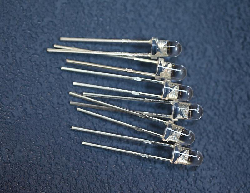 深圳白发绿灯绿光f3灯珠有边短脚3mm插件圆头透明高亮翠绿色led灯珠3V生产厂家