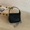Bolsa pequeña cuadrada texturizada color caramelo verano 2026 nueva fresca moderna de moda con cadena texturizada bandolera de un solo hombro elegante