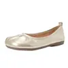 Sapatos femininos de couro de porco com dedo dividido, nova coleção outono 2026, baixos, bico fino, slip-on, vermelhos, sapatilhas versáteis