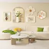 Sala de Estar Minimalista Moderna Pintura Decorativa Floral Mural de Pared de Fondo para Sofá Estilo Nórdico Crema Mesa Pequeña con Flores Combinación Pintura Colgante