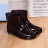 Botas de chuva botas de chuva curtas moda antiderrapante impermeável sapatos botas de água Feminino cozinha adulto Coreia do Sul sapatos de borracha fofo galochas verão